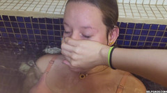 Selfgags Latina Bondage: フェティッシュへのチェックイン - パート2:浴槽の中の手によってコントロールされる