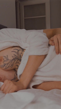 Il figliastro sogna di spogliarsi e di fare sesso con la matrigna, e lei lo lascia scopare in un letto condiviso