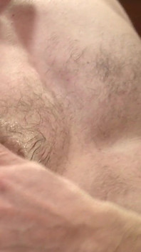 性感的男同愿意在钢琴上尝试新的姿势