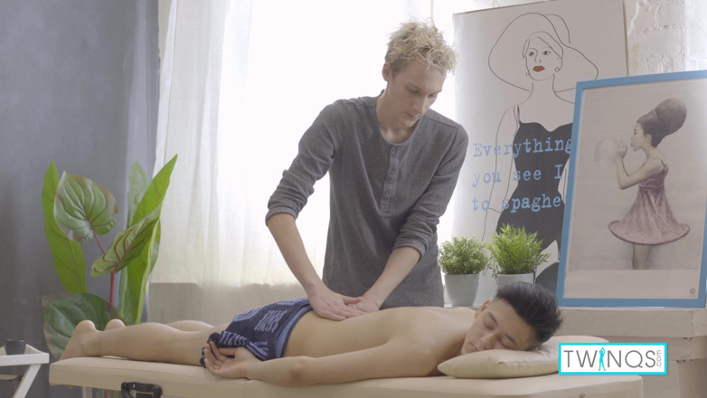 Twin Qs: Schlanker masseur nico reibt und fickt seinen heißen kunden logan!