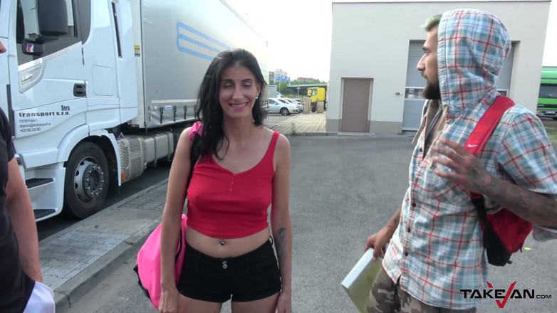 Take Van: Elle fera un chevauchage, mais non sans éjaculation sur le cul