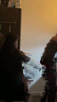 Mamă sexy dominantă întinde curul submarinului în latex, wide în bucătărie
