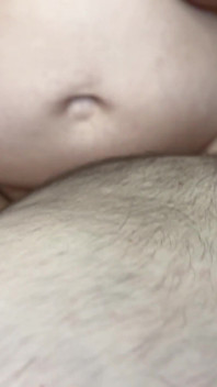 Hamile evli kadın sevgilisinin yarağına kadın egemenliği kovboy kız pozisyonunda binerken gavat koca yakınlardaki yarağını sıvazlıyor - milky mari