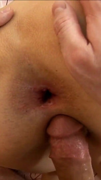 Veronika si masturba la figa e l'ano con un vibratore e poi viene scopata