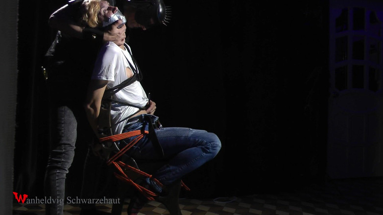 Wanheldvig: Нікі рве одяг і лоскотає