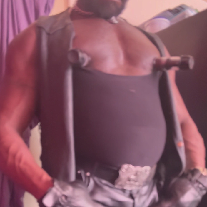 Black Muscle Stepdad: Titpump leder till titplay