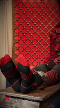 Drohnen-Sklaven-Kitzelsession: Silikonanzug, Socken und unerbittliche Streicheleinheiten mit der Sohle