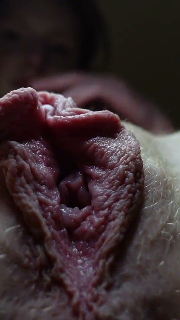 HotRedWildcat: Pepek labia besar saya dari bawah rakaman dekat
