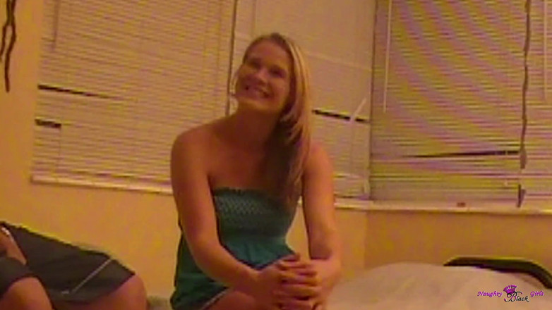 Naughty Black Girls: Ambos são tímidos demais para iniciar qualquer coisa interracial, mas...