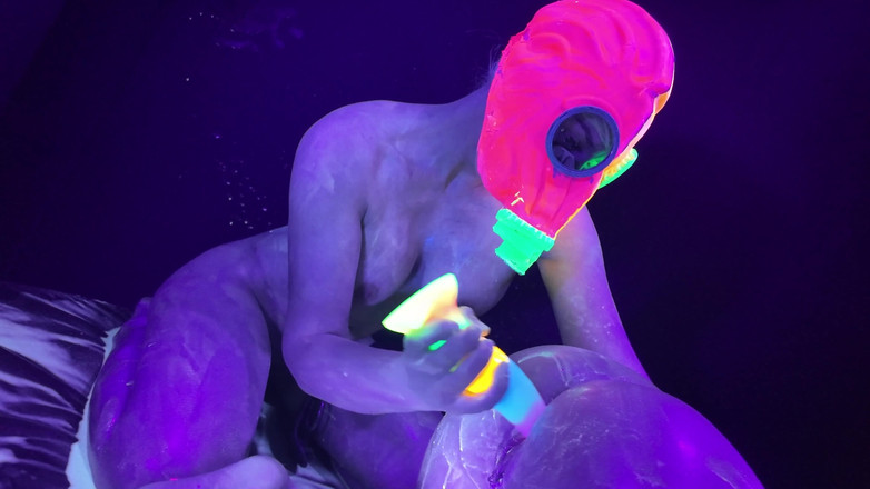 EdgesOfReality: Cô Gi Neon Rave Chơi Cu Giả Trên Cô Gá