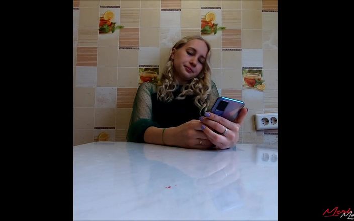 Meri-Mouse: Une fille lit Harry Potter assise sur un vibromasseur