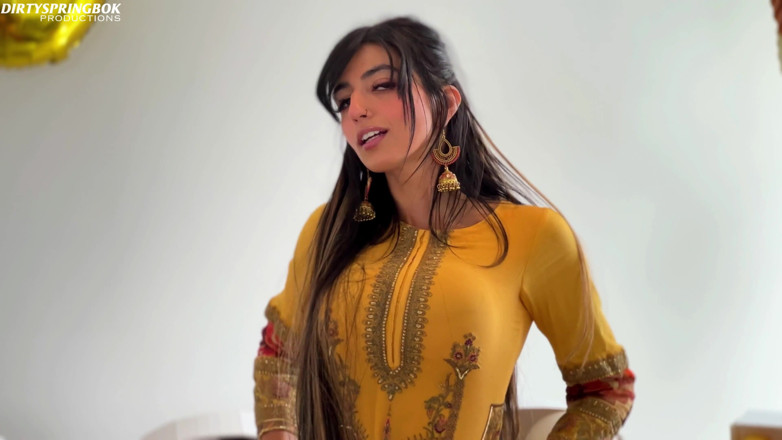Aaliyah Yasin: Aaliyah Yasin Gets Horny Whilst Waiting for Her Guests