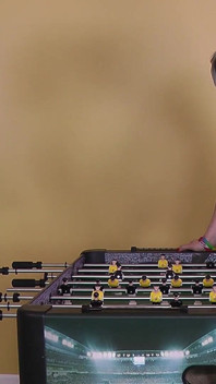 Một trò chơi foosball thoát y hứa hẹn một điều trị đánh đòn vào cuối