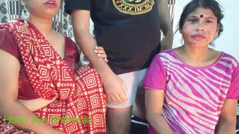 Hotty Jiya Sharmaa: Figliastra indiana calda e matrigna scopano con il fratellastro a...