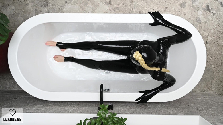Lizanne: Latexdoll i badkaret