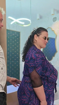 Des échangistes font un quatuor dans un gangbang. Deux couples mariés font une orgie torride avec sodomie, jouets et sexe extrême.