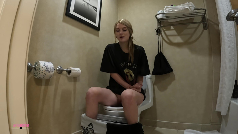 Destination Kat: Čůrání na toaletách a vanách