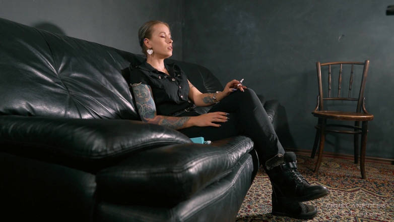 Cruel Anettes fetish world: First, a smoke 4K