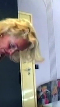 Vollbusige reife blondine vollgespritzt und fingert tropfende muschi