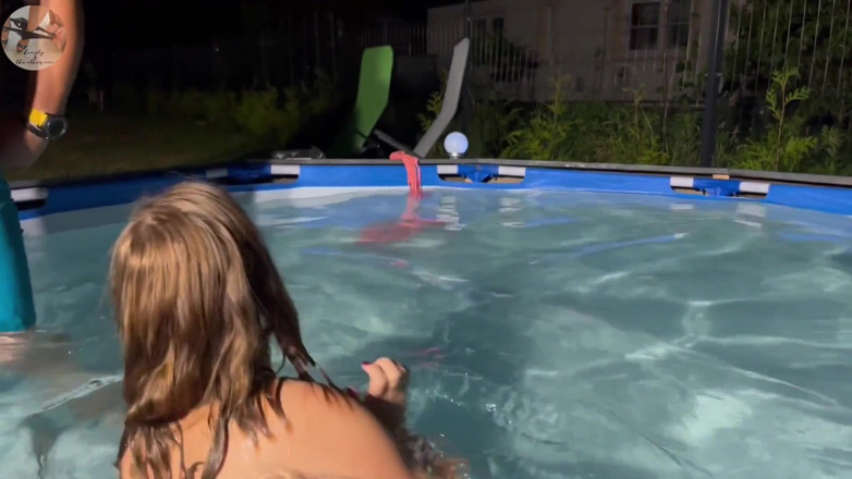 beauty_and_the_other_one: Luca pool men Lexi ka viry nikaalti hai