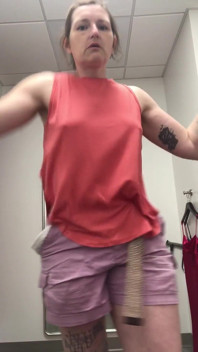 Ich bin in einem sexy sequinnkleid stecken geblieben, während ich in Las vegas kleidung anprobieren