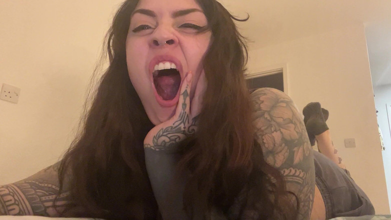 Miss Valentina: Kan inte sluta gäspa