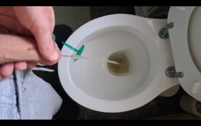 SkinnyWithAHugeDick: Fare pipì in bagno Compilation