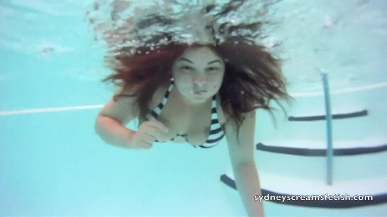 Sydney screams fetish: Underwater Puffy Cheeks &amp; Open Eyes