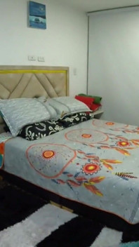 Sürekli balkonda birinin şaşırtıcı bir şekilde seksi bir zenci harikası kadının güzel götünü evimin turuna verdiğini duydum
