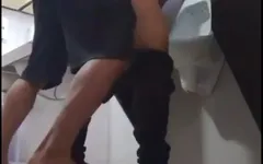 Hetero trekt zich af in een openbaar toilet, dus ik neukte hem