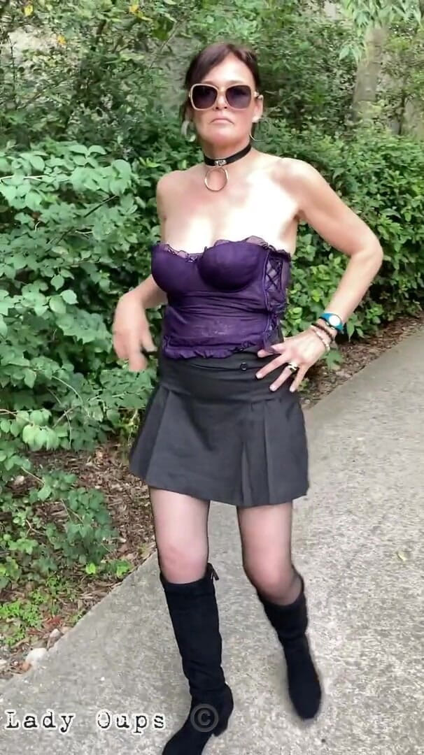 Lady Oups: Lady Oups Flashing Under Mini Skirt Plugged Outdoor