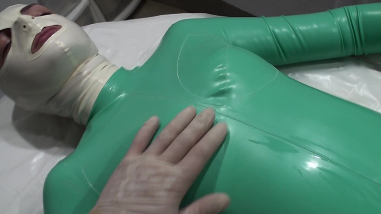 Latex Danielle: Lateks Danielle ambulansta rahatlıyor