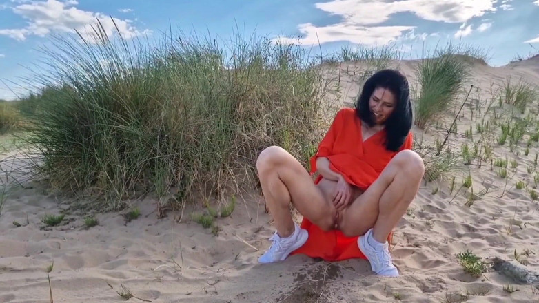 Nicky Brill: Esibizionista nuda sulla spiaggia