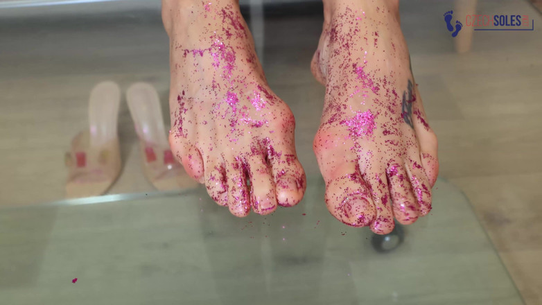 Czech Soles - foot fetish content: Sexy ucraniana brillante con pies en primer plano