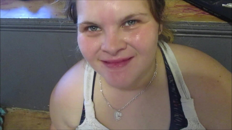 Sadee Rain: Une bombasse sexy doigte le cul de Sadee en la...