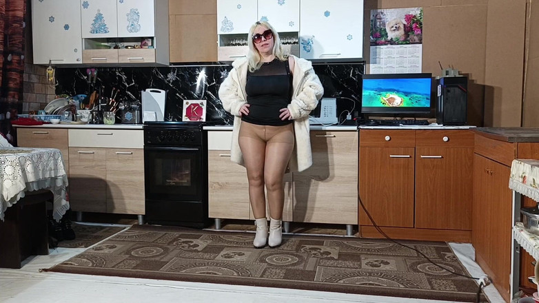 RedRoseRus: Palton nou de blană - pozând în bucătărie.