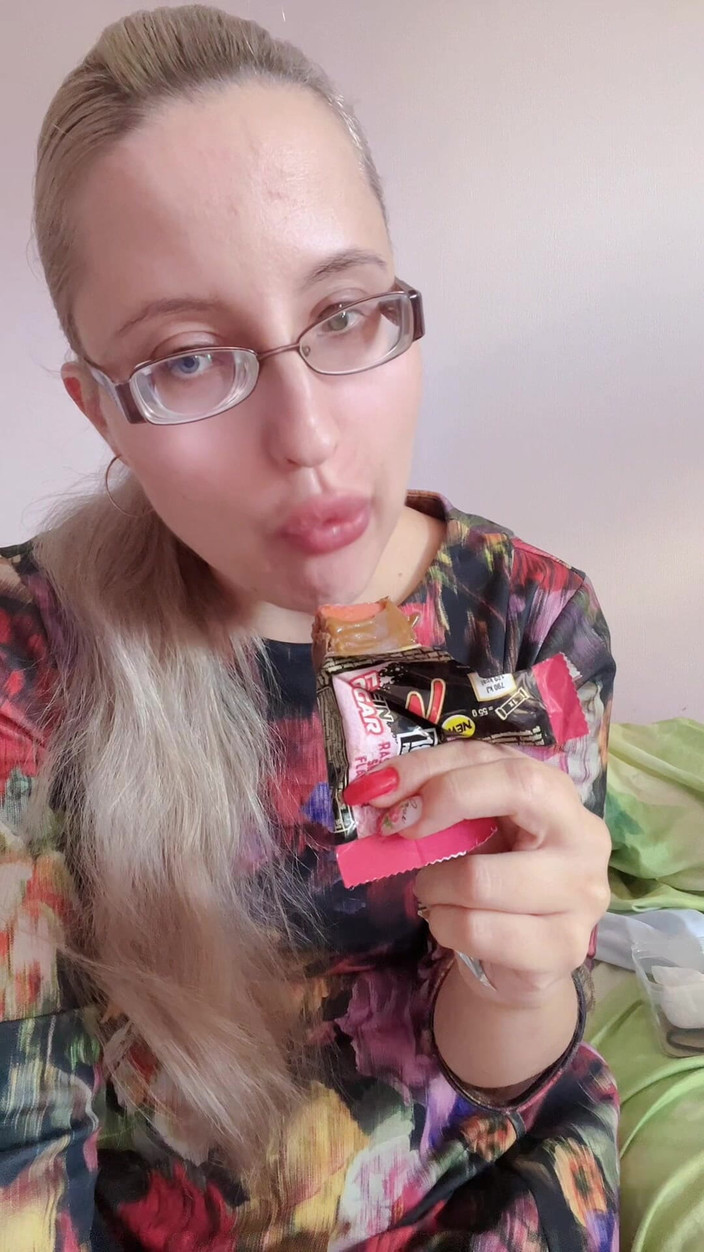 FinDom Goaldigger: Asmr ăn protein bar không đường