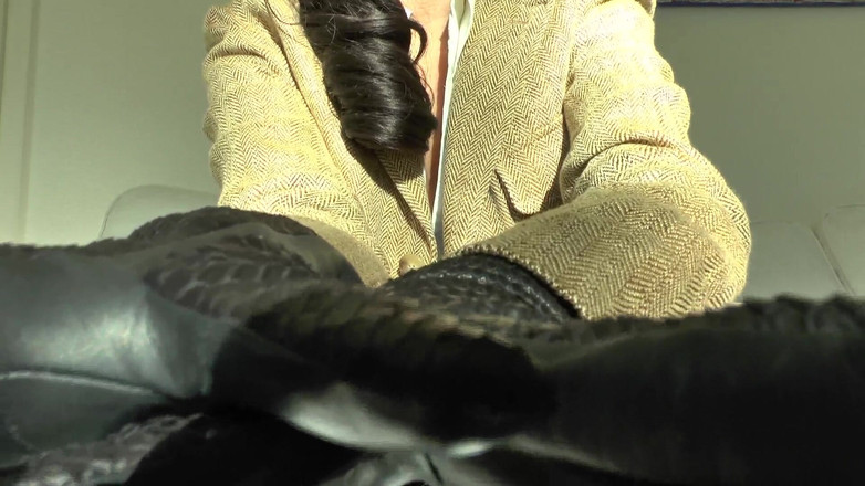 Lady Victoria Valente: Guanti di pelle cigolanti ti fanno venire, Lady Victoria Valente