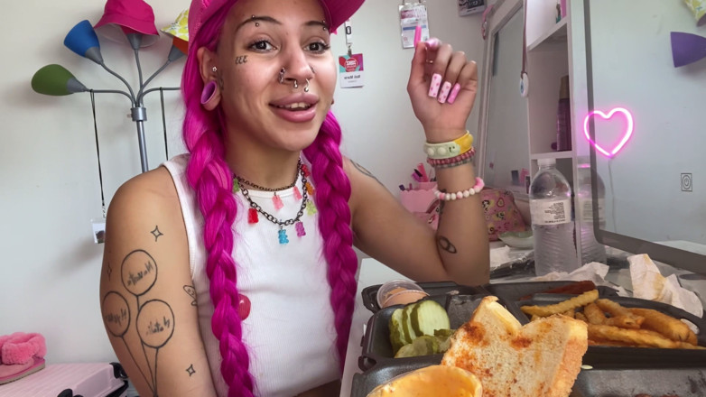 Nali Marie: Cibo piccante Mukbang vlog Bastones extra arrapante con mozzarella