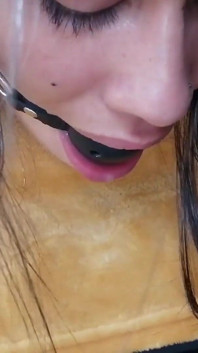 สาวผมน้ำตาลถูกมัดแบบ hogtied ด้วยเทปพันสายไฟ