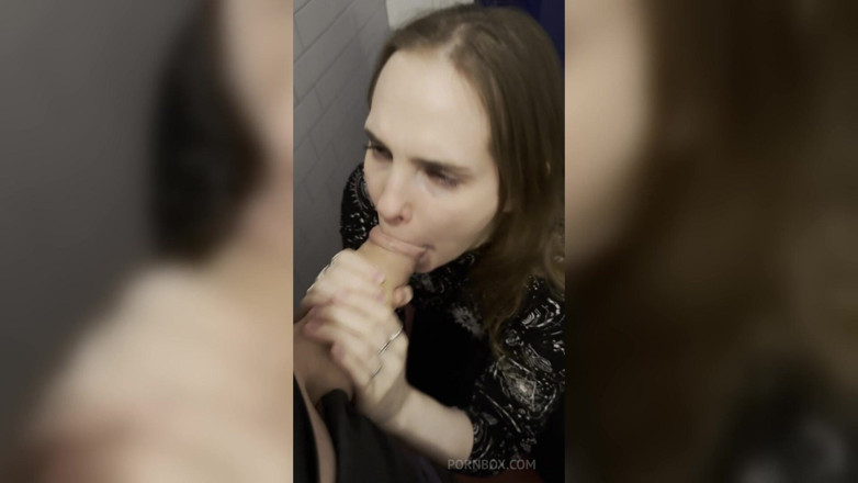 Ellie Wild: ナイトクラブで最初に会った男にフェラをする