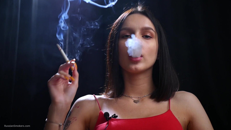 Russian Smokers: Сексуальная дама в красном курит два 100-мм красных