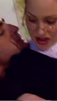 Una hermosa mujer inocente que es buena en romance y chupando polla para que folle