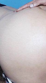Beyaz tombul Hintli iri güzel kadının büyük yaraklı fakir köylü adamla anal seksi