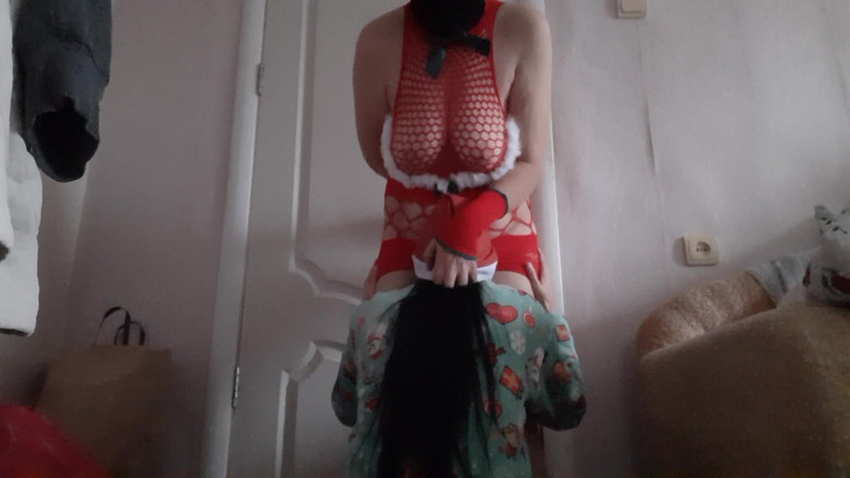 Lesbian-illusion: В канун Рождества, на костюмированной вечеринке, Снегурочка трахнула ее эльфу в рот