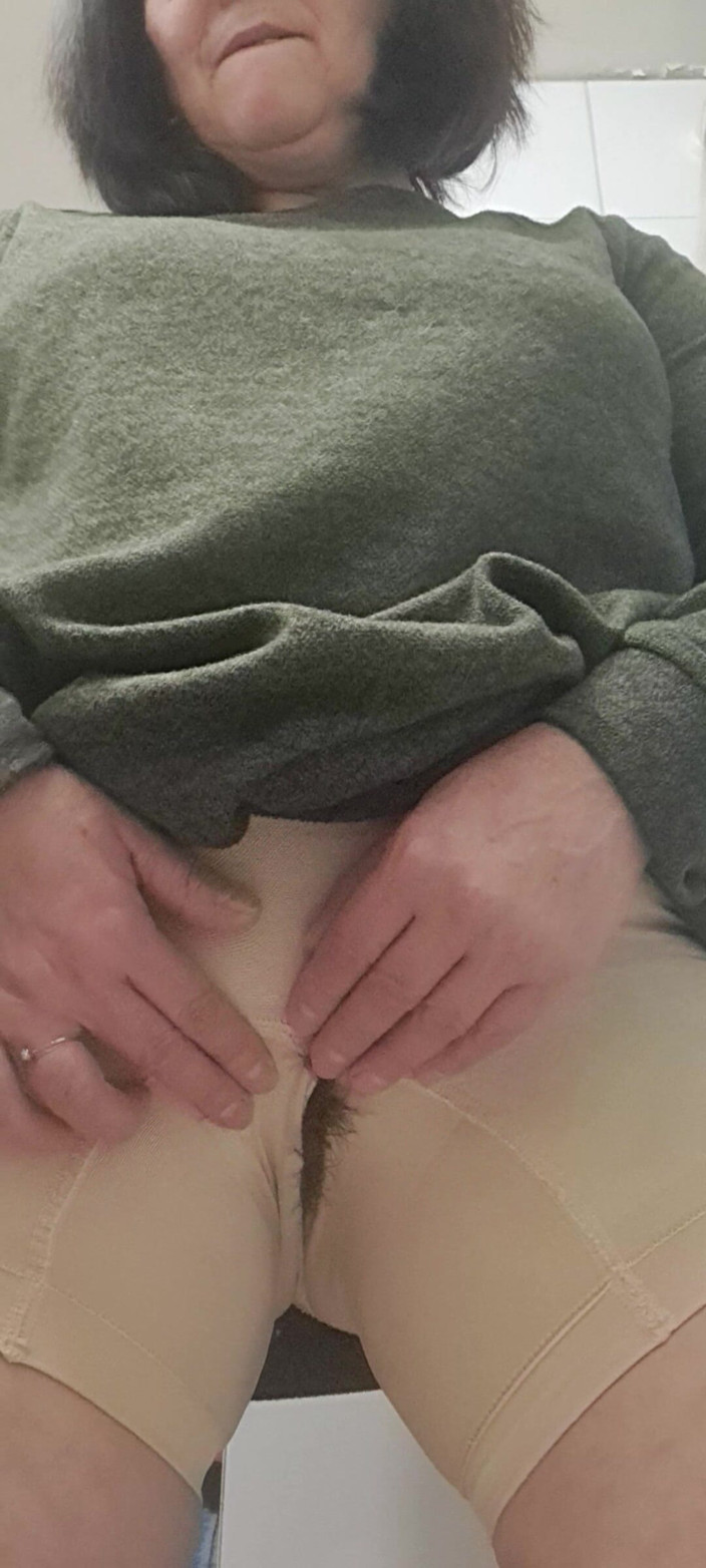 Mommy big hairy pussy: Mama trekt haar dikke kut uit het gat in haar...