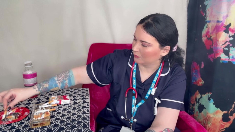 MissFFW: Pielęgniarka Ffw pali wiele papierosów jednocześnie