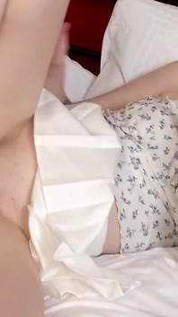 Je regarde du porno et je me baise avec mon jouet