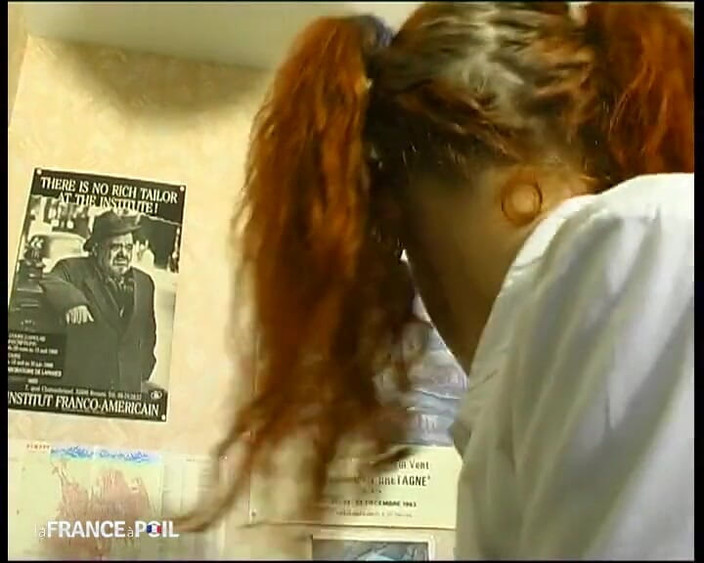 French Gonzo: पिगटेल वाली युवा लाल बालों वाली लड़की की गांड उसके टीचर द्वारा चोदी जाती है