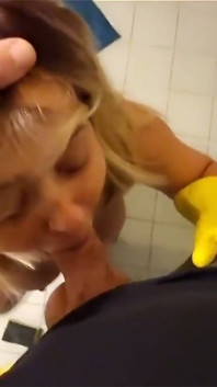 Lui: solo perché stai scrubbing il bagno
